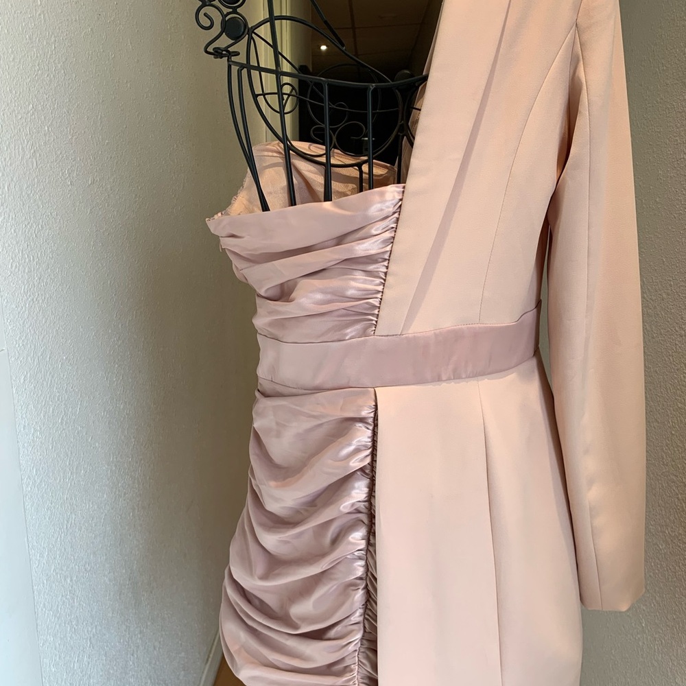 one shoulder tuxedo dress 

90% Polyester 

10% SPANDEX.  Rose gold